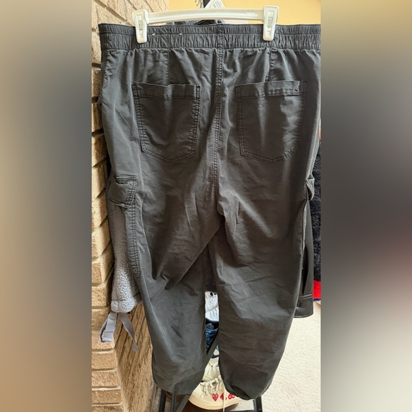 American Eagle Black Cargo Joggers - Picture 2 of 3